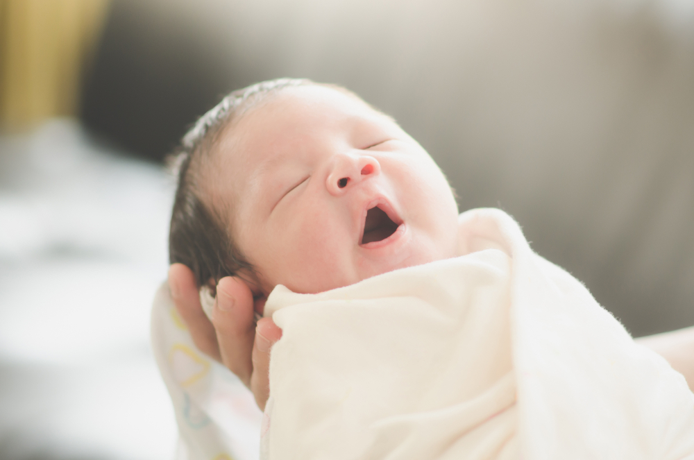 Der Mororeflex ist oft der Grund, warum Babys nachts aufwachen