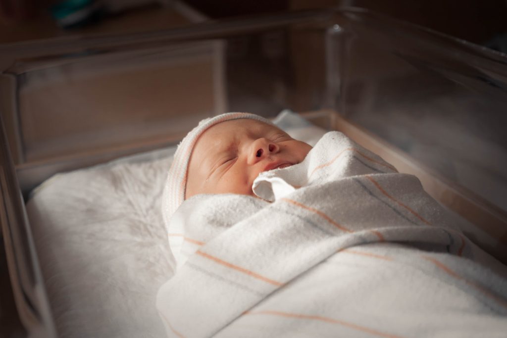 Krankenhaus: Neugeborene bekommen Gesichtsschutz
